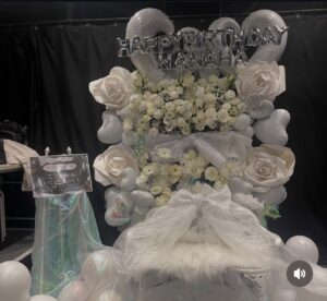 SHINJUKU Biske 白メイン バルーンアーチベンチ付きフラスタ