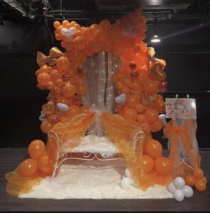 Shibuya Milkyway オレンジメイン 猫耳風バルーンアーチベンチ付きフラスタ