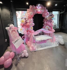 新宿DHNoA ピンクメイン バルーンアーチベンチ付きフラスタ