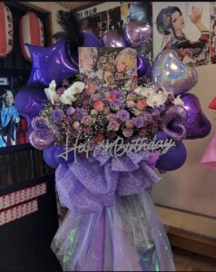もさく座 紫メイン+白バルーンスタンド花