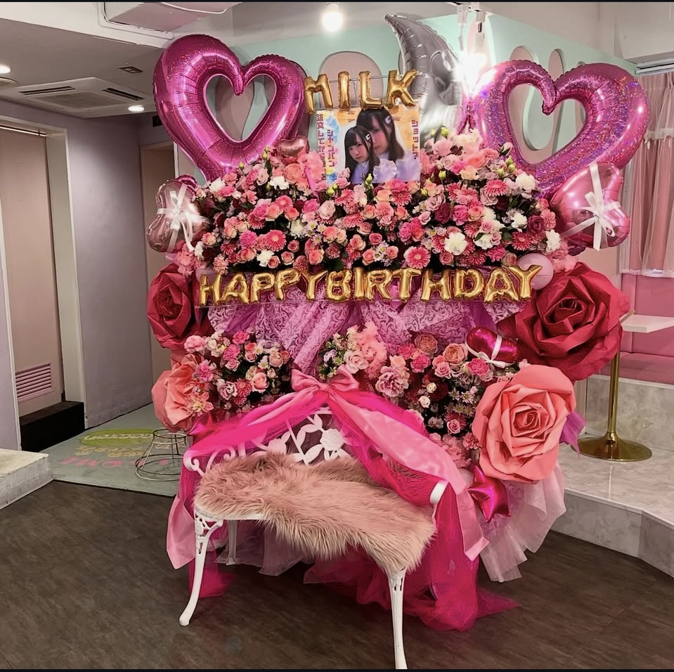 上野にお届け　ピンクメイン3基連結ベンチ付きフラスタ