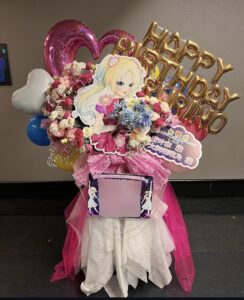 GMOアリーナさいたま（さいたまスーパーアリーナ）　ピンクメインのイラストパネル・花束付きフラワースタンド