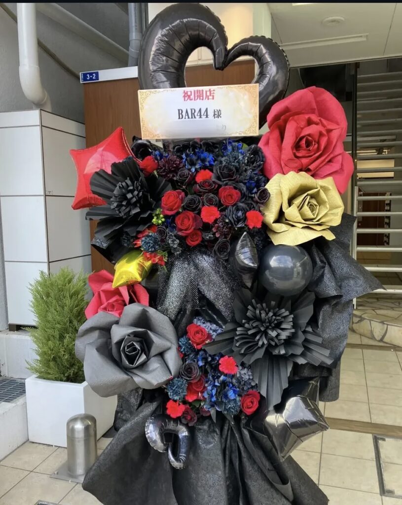 台東区にお届け　黒メイン＋赤 ジャイアントフラワー2段スタンド