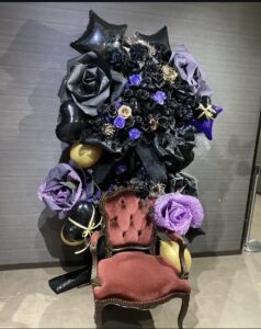 AKIBAカルチャーズ劇場 黒メイン+紫 椅子付きフラスタ