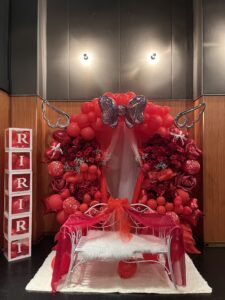 表参道GROUND 赤メインバルーンアーチベンチ付きフラスタ