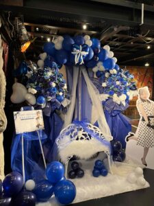 月見ル君想フ　青と白のバルーンアーチ・ベンチ付きフラスタ