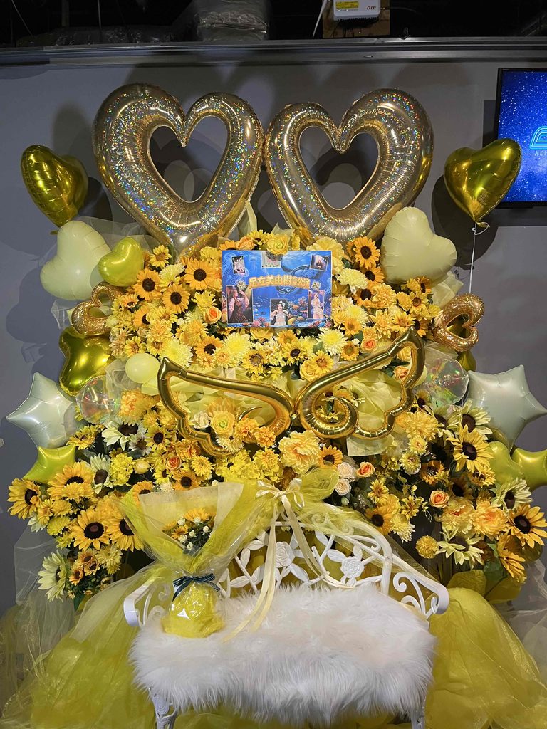 秋葉原COSMIC LAB　ひまわりメインの2基連結ベンチ付きフラスタ 4枚目