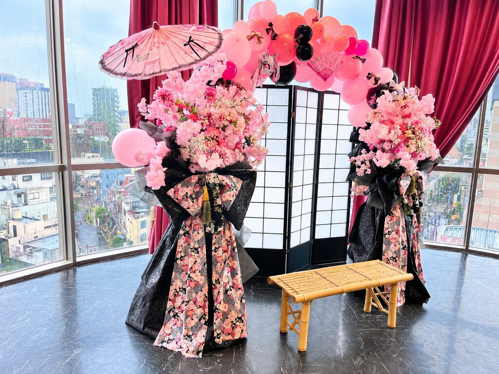 浅草VAMPKIN（バンプキン） ピンク×黒の和風・狐面付きバルーンアーチ