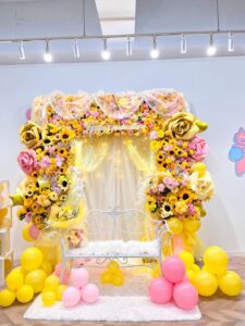 日暮里ネコシアター 黄色×ピンクのベンチ付き凱旋門風フラスタ