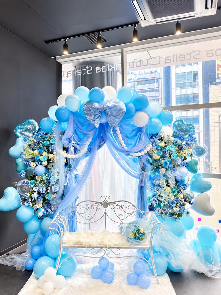アキバステラキューブ（秋葉原） 水色メインのリボン付きバルーンアーチ 4枚目