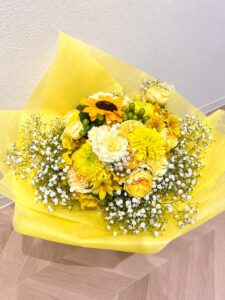 日暮里ネコシアター 黄色のお花をメインにした花束