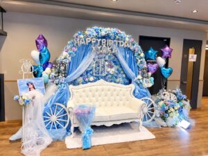 SHIBUYA DIVE（シブヤダイブ） 水色を基調にした馬車風・ソファー付きフラスタ｜制作実績