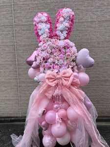 新宿MARZ　ウサギ耳モチーフのピンク系フラワースタンド
