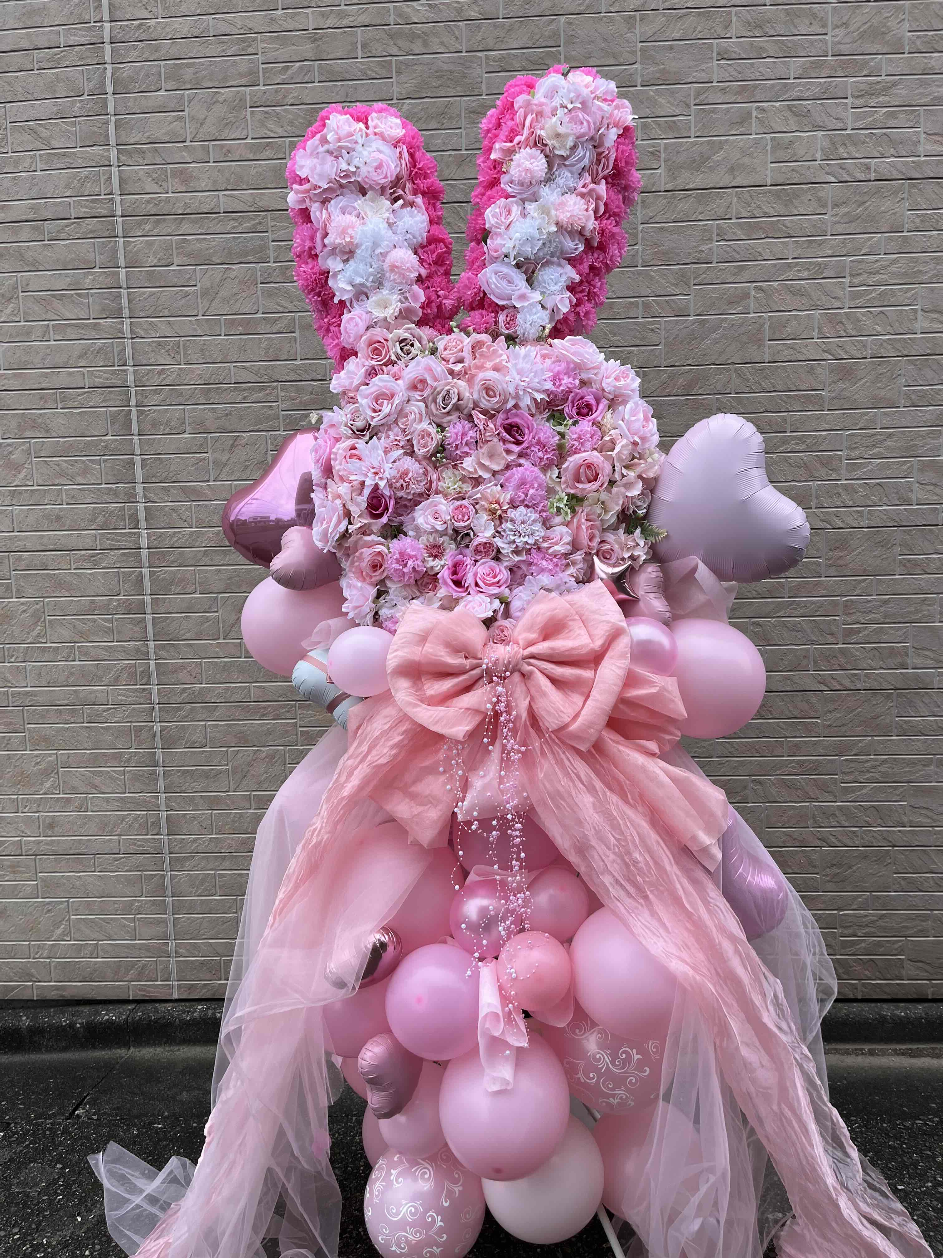 新宿MARZ　ウサギ耳モチーフのピンク系フラワースタンド