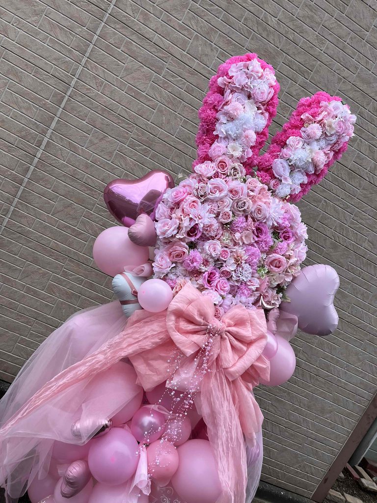 新宿MARZ　ウサギ耳モチーフのピンク系フラワースタンド（フラスタ）