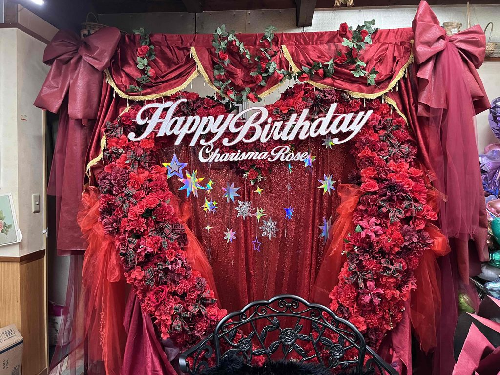 新宿MARZ 　赤メインのハート型ベンチ付きフラスタ 4枚目