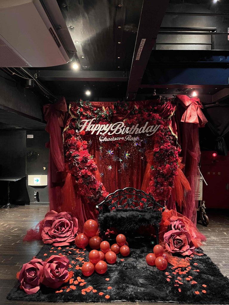 新宿MARZ 　赤メインのハート型ベンチ付きフラスタ 2枚目