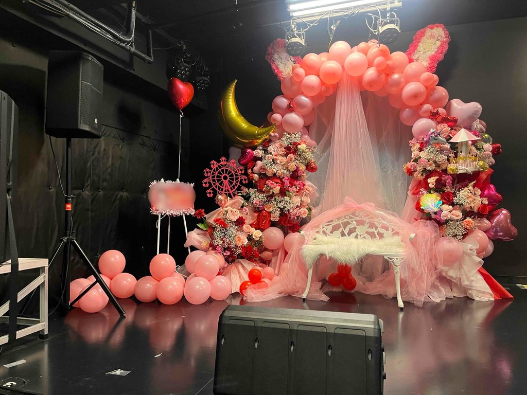 BUZZ LIVE 渋谷 ピンクメインのうさ耳付きバルーンアーチ