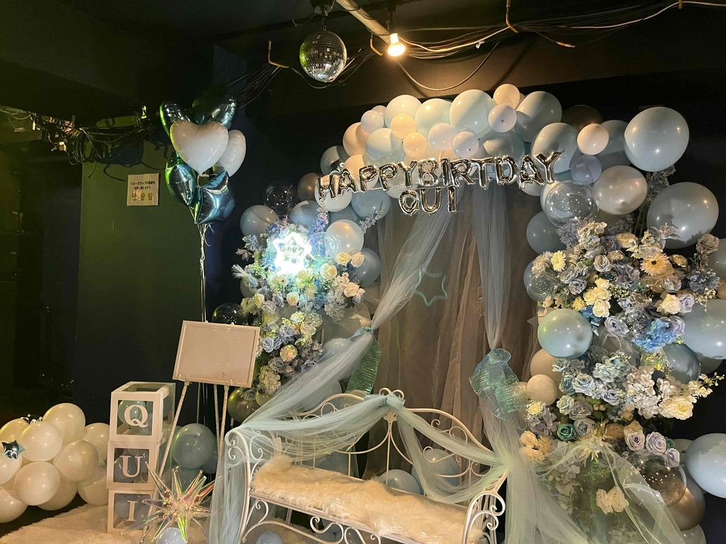 aube shibuya(オーブ シブヤ) 水色メインの星型LED付きバルーンアーチ 4枚目