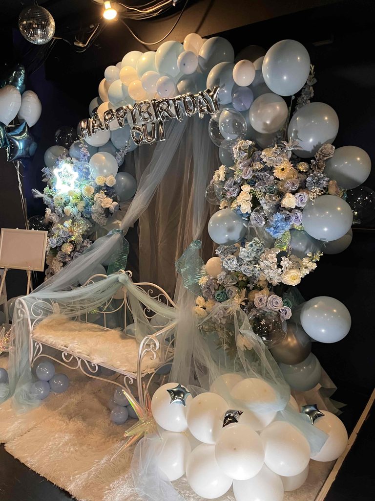 aube shibuya(オーブ シブヤ) 水色メインの星型LED付きバルーンアーチ 2枚目