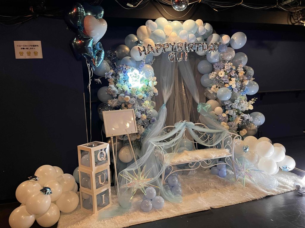 aube shibuya（オーブ シブヤ） 水色メインの星型LED付きバルーンアーチ 4枚目