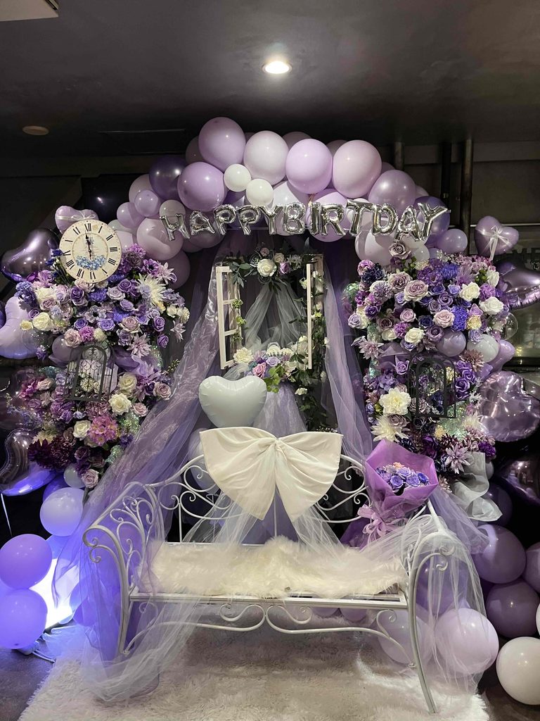 新宿club SCIENCE（サイエンス） 紫×白の時計モチーフ付きバルーンアーチ 5枚目
