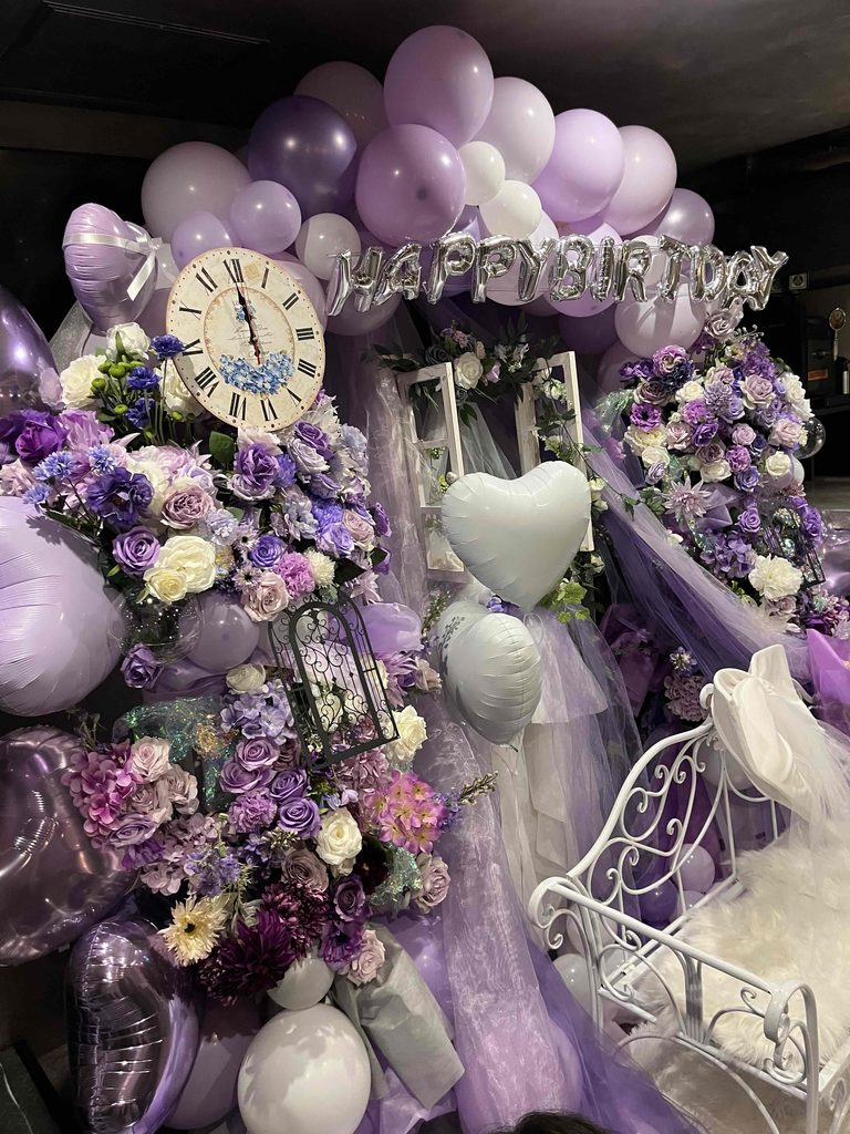 新宿club SCIENCE（サイエンス） 紫×白の時計モチーフ付きバルーンアーチ 3枚目