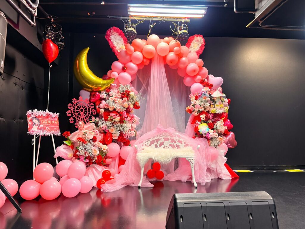 BUZZ LIVE 渋谷 ピンクメインのうさ耳付きバルーンアーチ