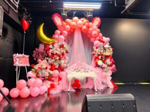 BUZZ LIVE 渋谷 ピンクメインのうさ耳付きバルーンアーチ｜制作実績