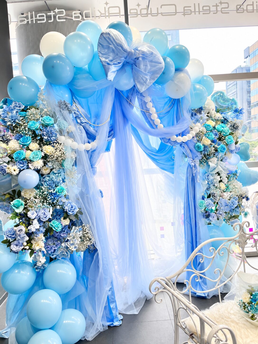 アキバステラキューブ（秋葉原） 水色メインのリボン付きバルーンアーチ