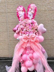 新宿MARZ　ウサギ耳モチーフのピンク系フラワースタンド｜制作実績