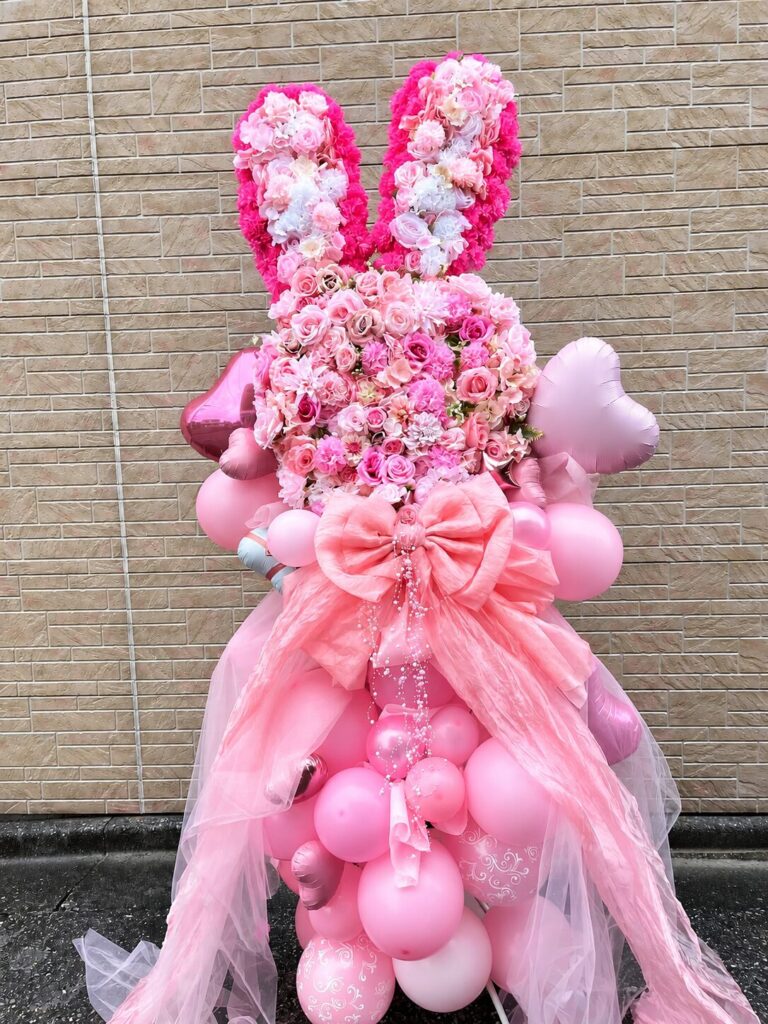 新宿MARZ　ウサギ耳モチーフのピンク系フラワースタンド