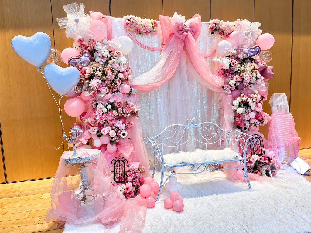神田明神ホール ライトピンク×白のカーテン風装飾・ベンチ付きフラスタ 3枚目
