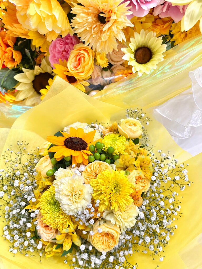 日暮里ネコシアター 黄色のお花をメインにした花束