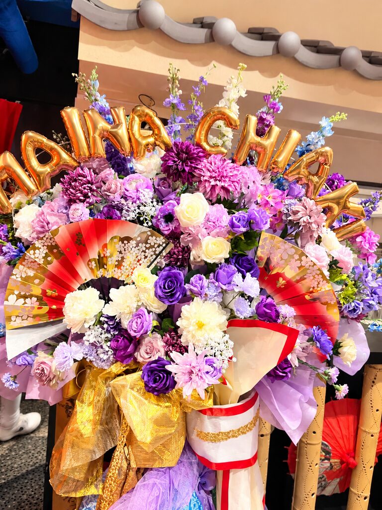 浅草香和(あさくさかぐわ) 紫の花と扇子を飾った和風フラスタ 3枚目