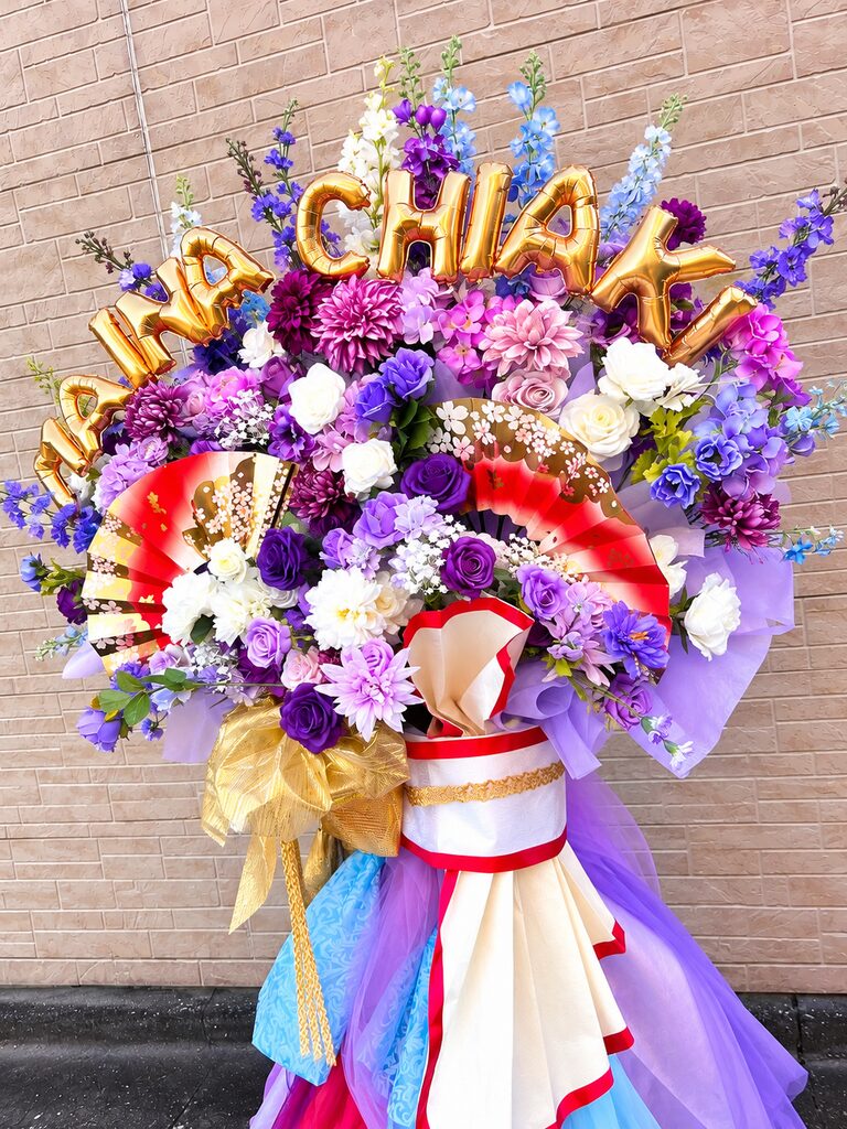 浅草香和(あさくさかぐわ) 紫の花と扇子を飾った和風フラスタ