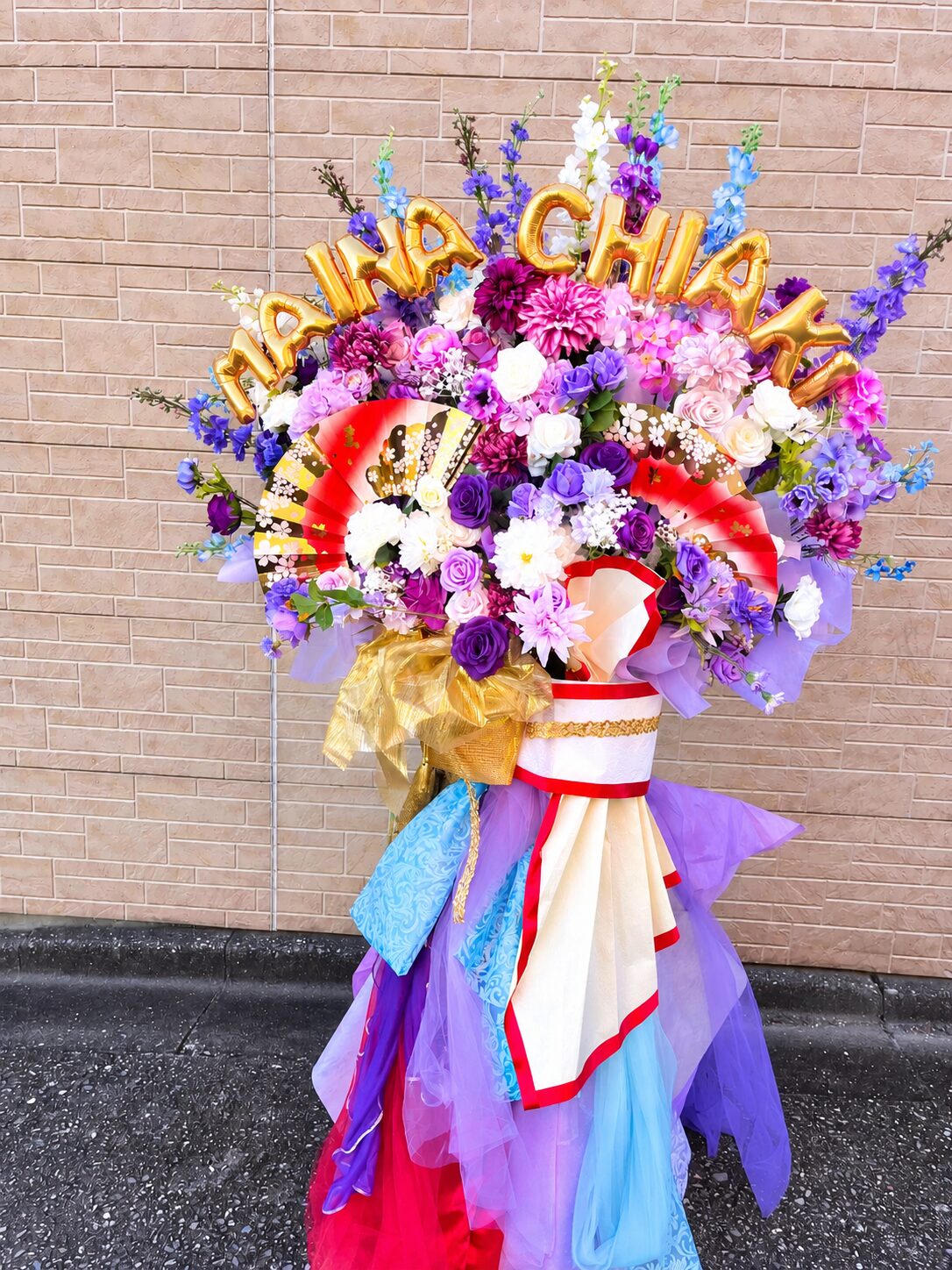 浅草香和(あさくさかぐわ) 紫の花と扇子を飾った和風フラスタ