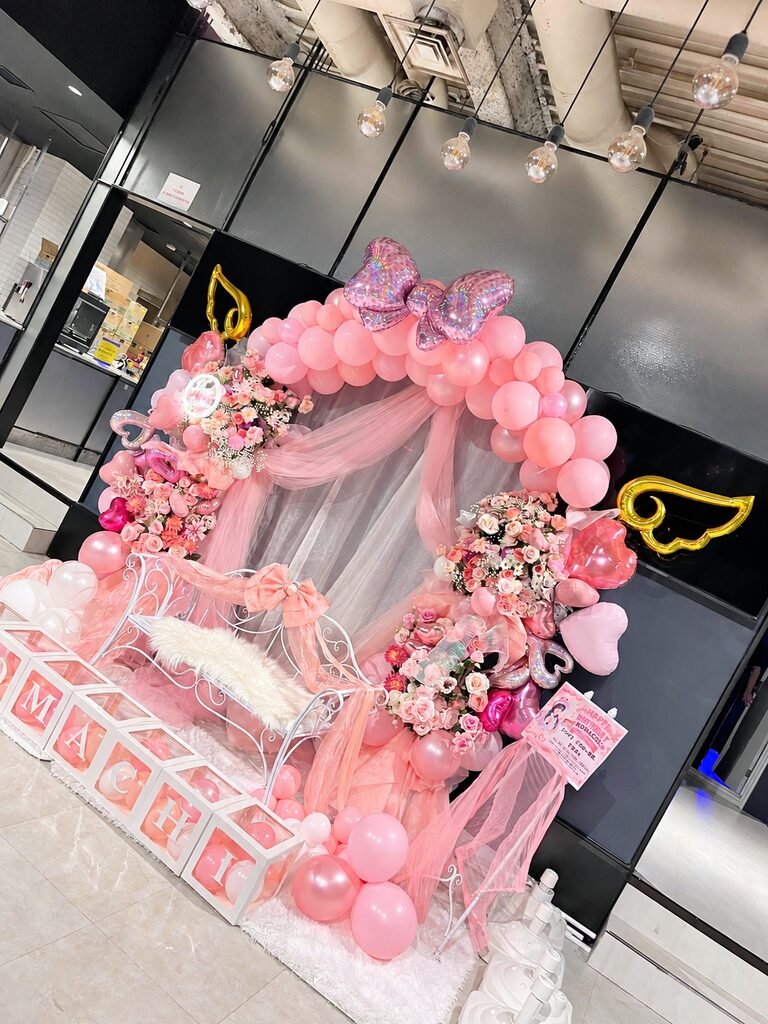 Viblue EBISU(ヴィブルーエビス) ピンクのバルーンアーチ・ベンチ付きフラスタ 3枚目