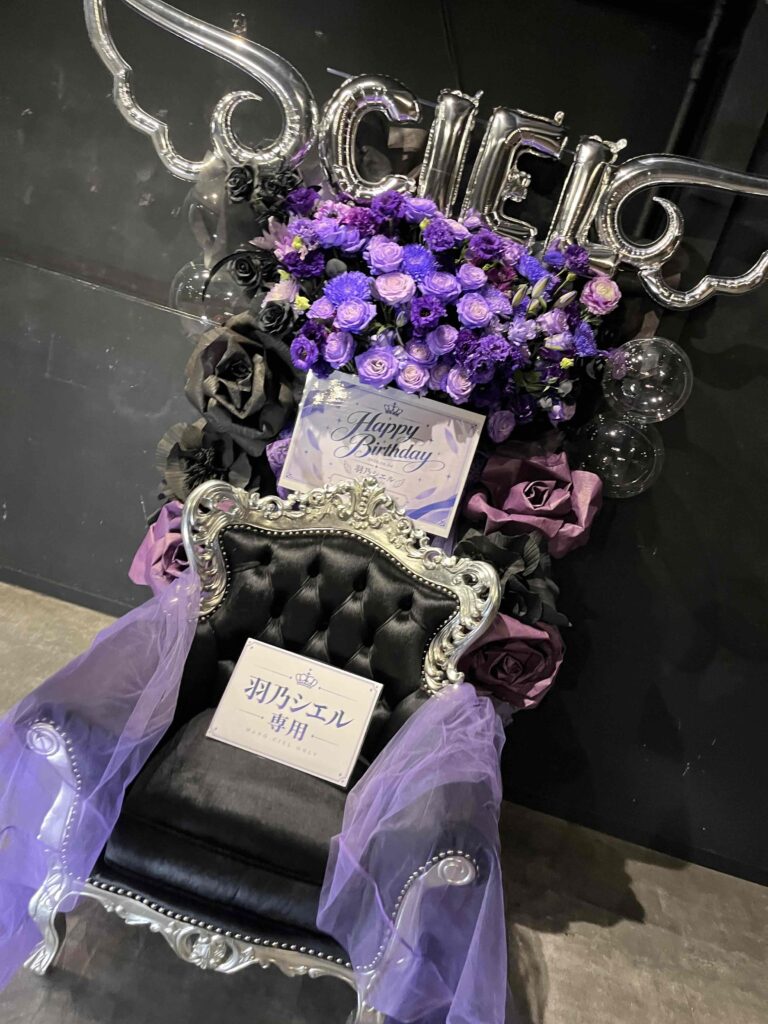 BUZZ music LABO Shinjuku（バズミュージックラボ新宿） 紫メインの椅子付きフラスタ