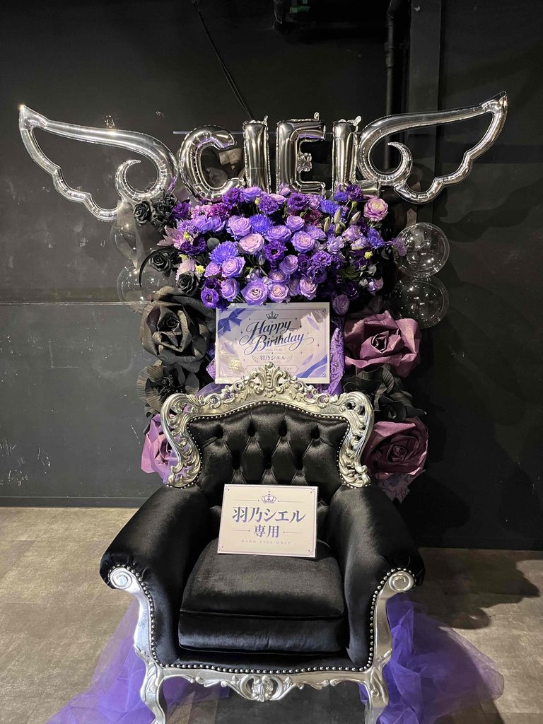 BUZZ music LABO Shinjuku（バズミュージックラボ新宿） 紫メインの椅子付きフラスタ 3枚目