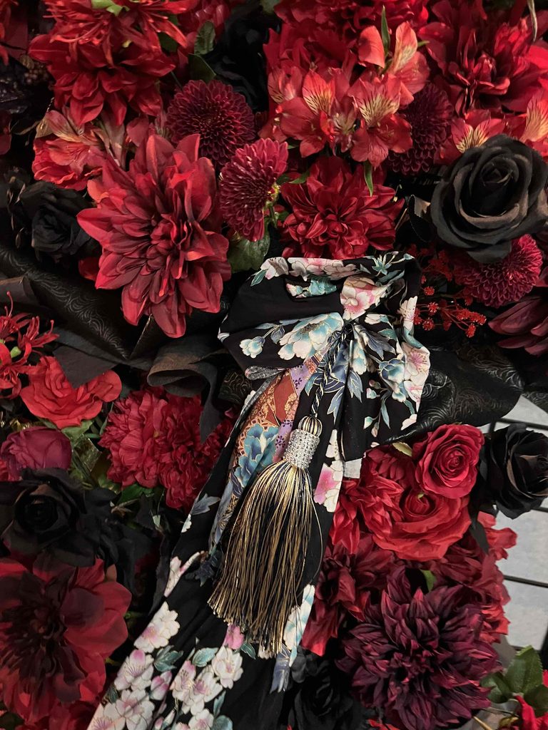 aube shibuya（オーブシブヤ） 赤×黒の和風フラスタ・ベンチ付き 4枚目