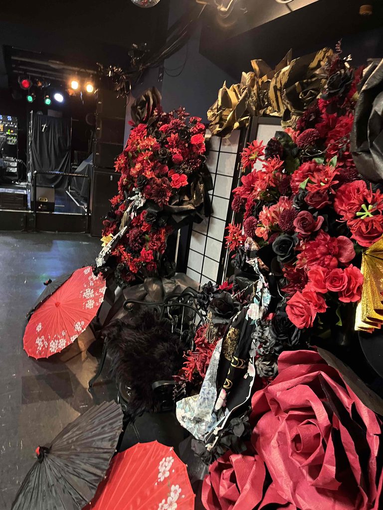 aube shibuya（オーブシブヤ） 赤×黒の和風フラスタ・ベンチ付き