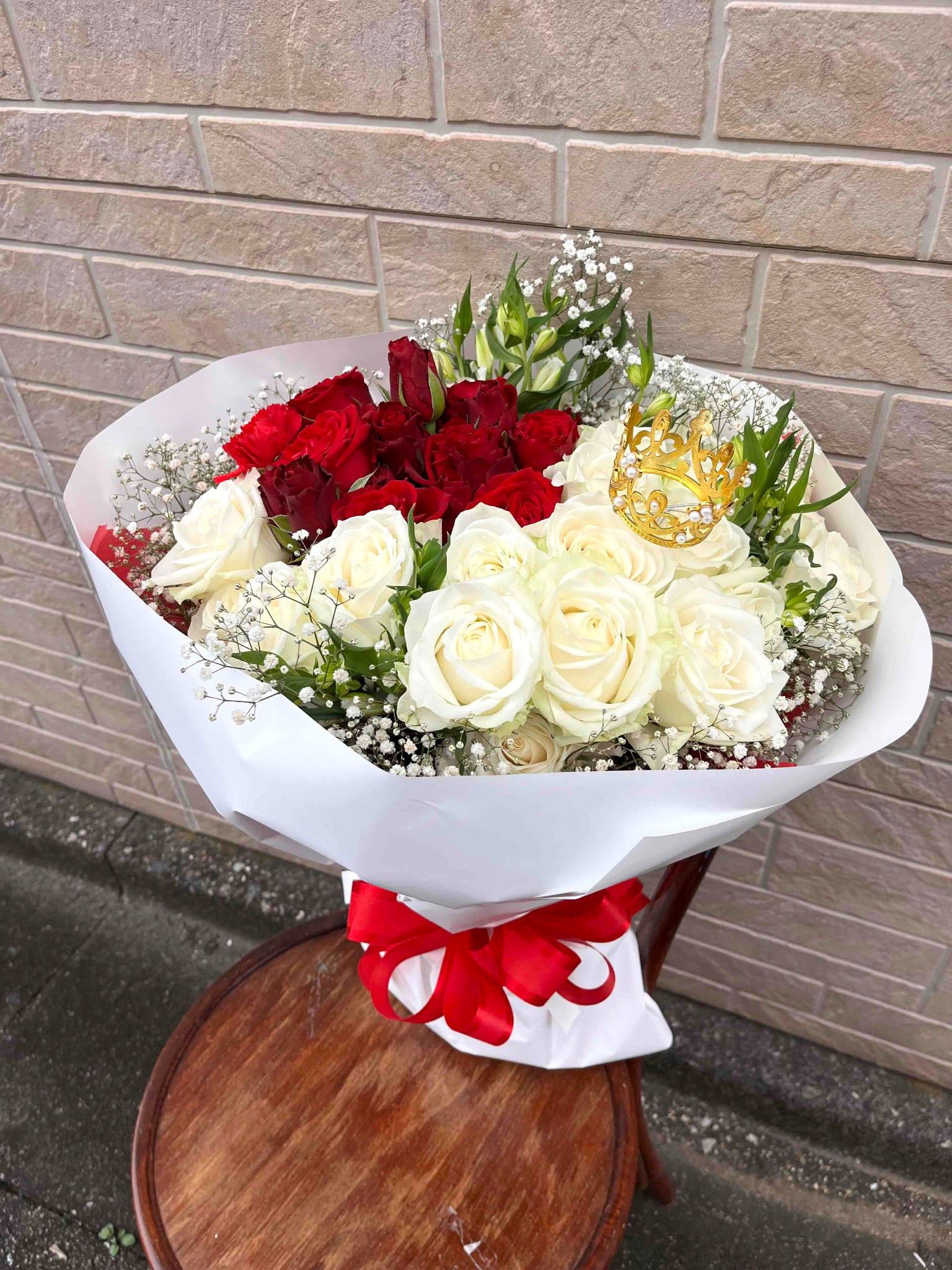 BLAZE GOTANDA（ブレイズゴタンダ） 赤×白のバラと王冠を飾った花束