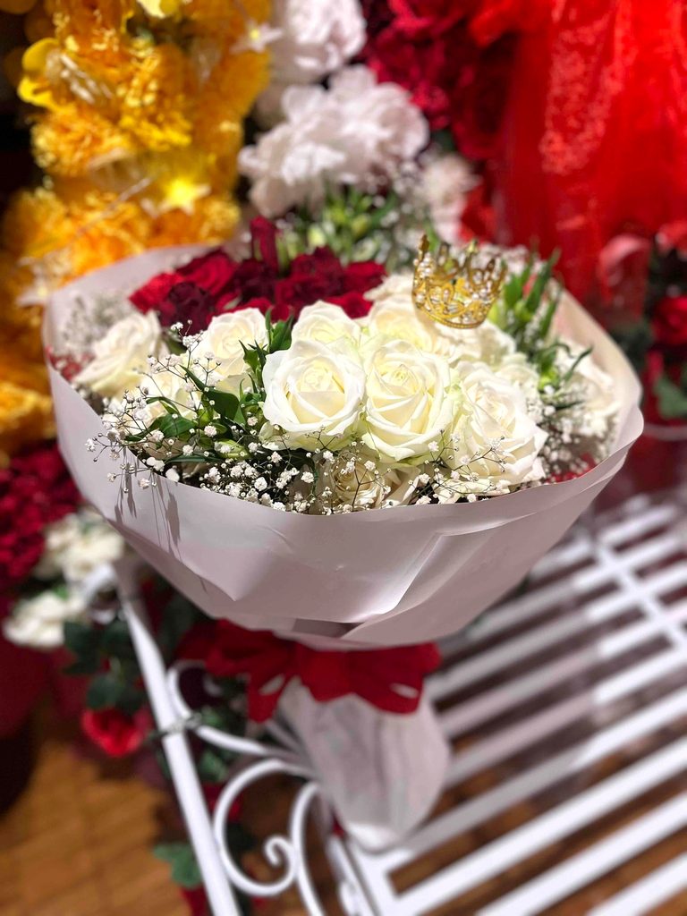 BLAZE Gotanda（ブレイズゴタンダ） BLAZE GOTANDA（ブレイズゴタンダ） 赤×白のバラと王冠を飾った花束