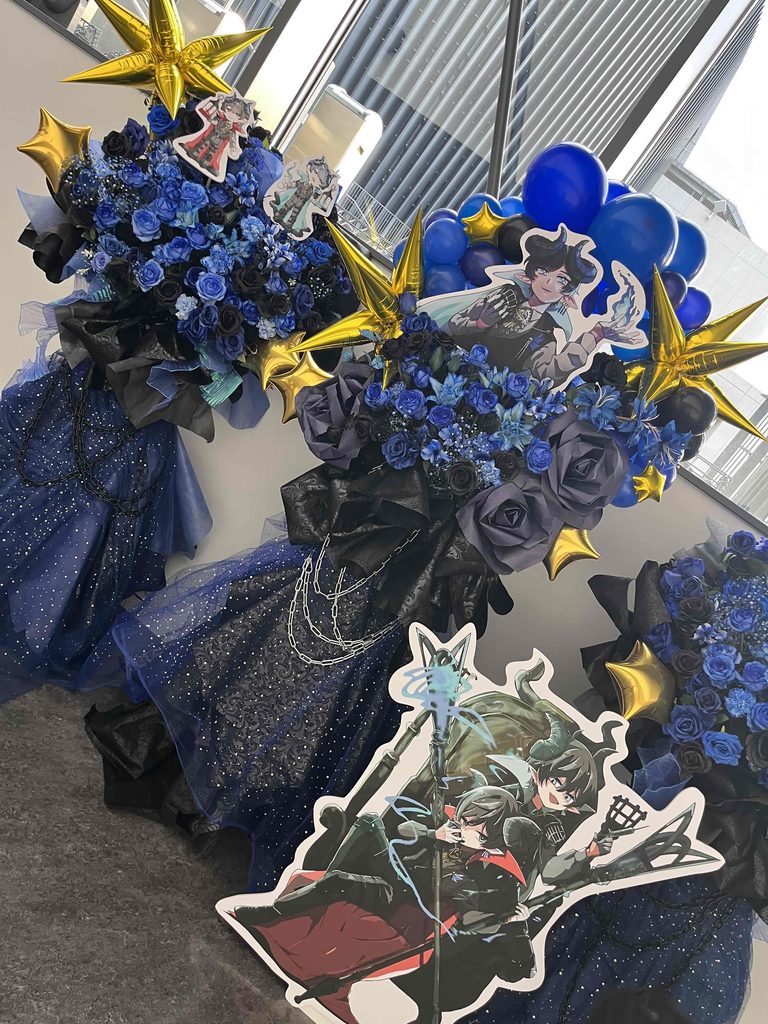 京王アリーナTOKYO（旧・武蔵野の森総合スポーツプラザ） 青×黒×ゴールドの3基連結フラスタ・キャラクターパネル付き 3枚目