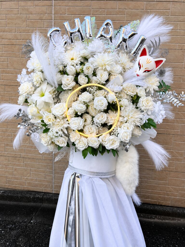浅草香和(あさくさかぐわ) 白い花と狐面の和風フラスタ 3枚目