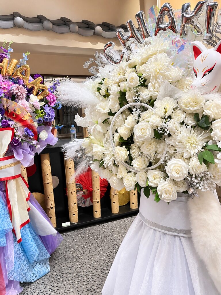 浅草香和(あさくさかぐわ) 白い花と狐面の和風フラスタ 4枚目