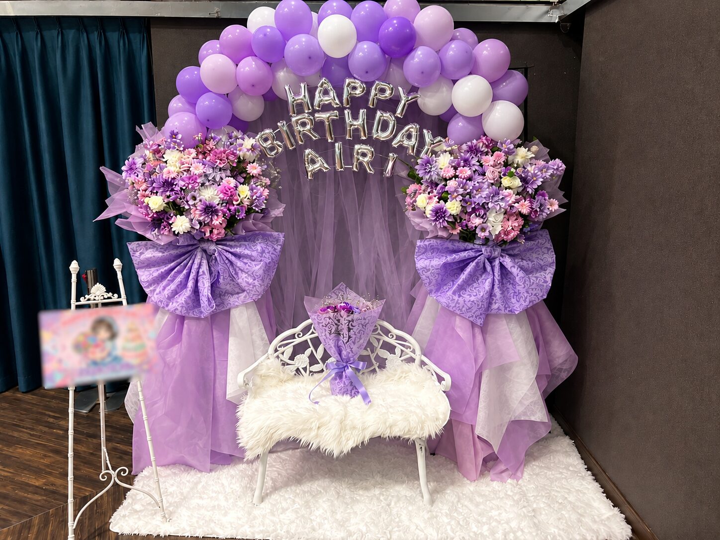 P.A.R.M.S秋葉原店（パームスあきはばらてん） 紫のバルーンアーチと白いベンチ付き生誕祭フラスタ