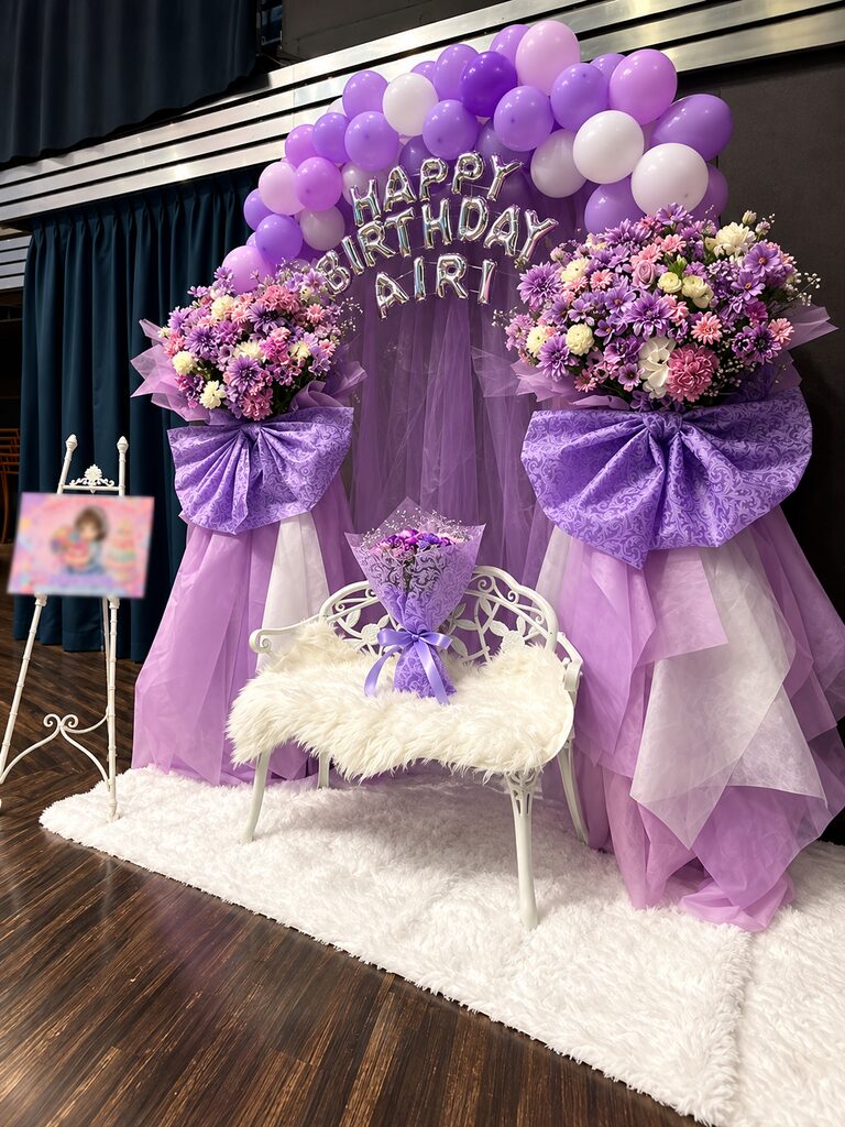 P.A.R.M.S秋葉原店（パームスあきはばらてん） 紫のバルーンアーチと白いベンチ付き生誕祭フラスタ 2枚目