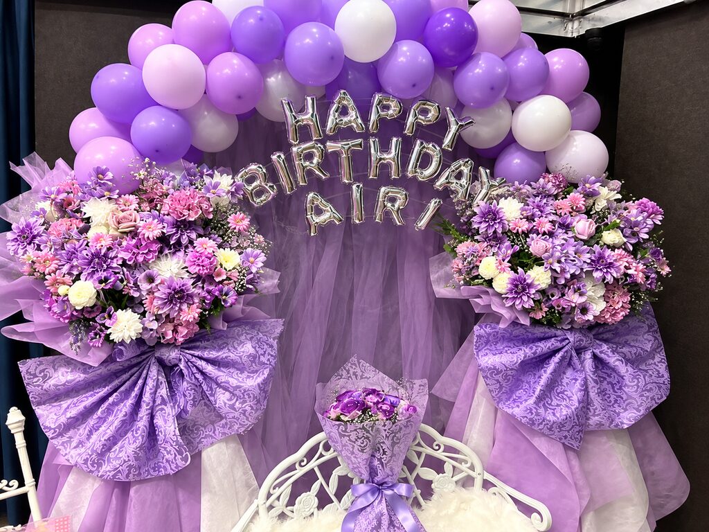 P.A.R.M.S秋葉原店（パームスあきはばらてん） 紫のバルーンアーチと白いベンチ付き生誕祭フラスタ 3枚目